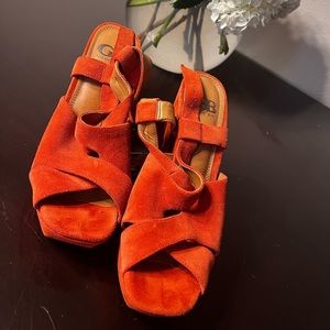 Gianni Bini burnt orange, suede, chunky sandal
Women’s 9
Beautiful condition!
